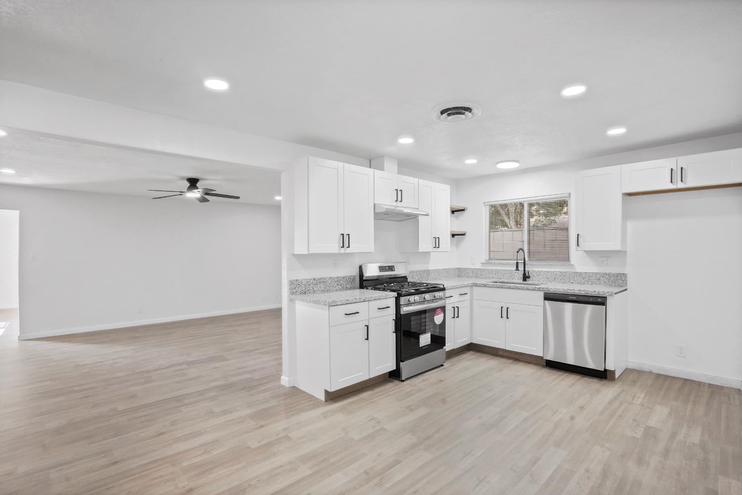 1025 Linda Ln, Lemoore, CA 93245