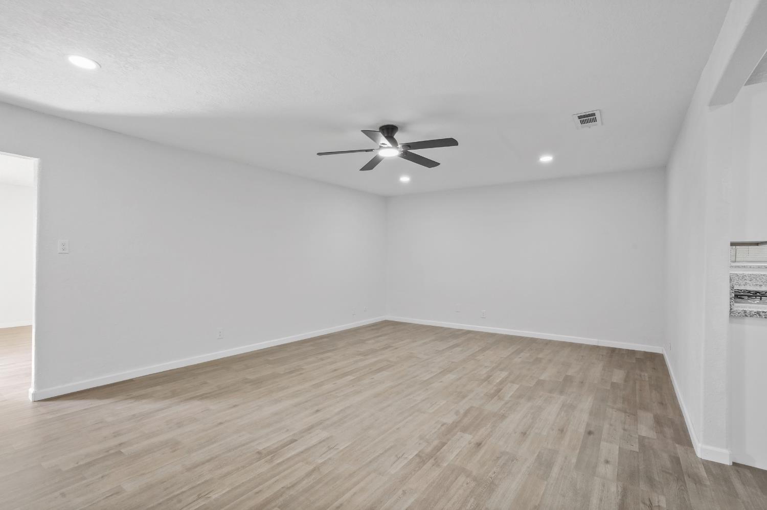 1025 Linda Ln, Lemoore, CA 93245