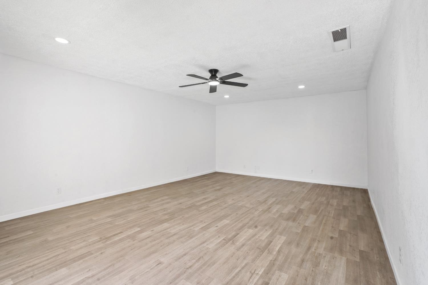 1025 Linda Ln, Lemoore, CA 93245