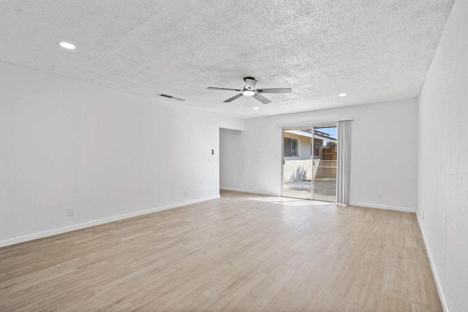 1025 Linda Ln, Lemoore, CA 93245