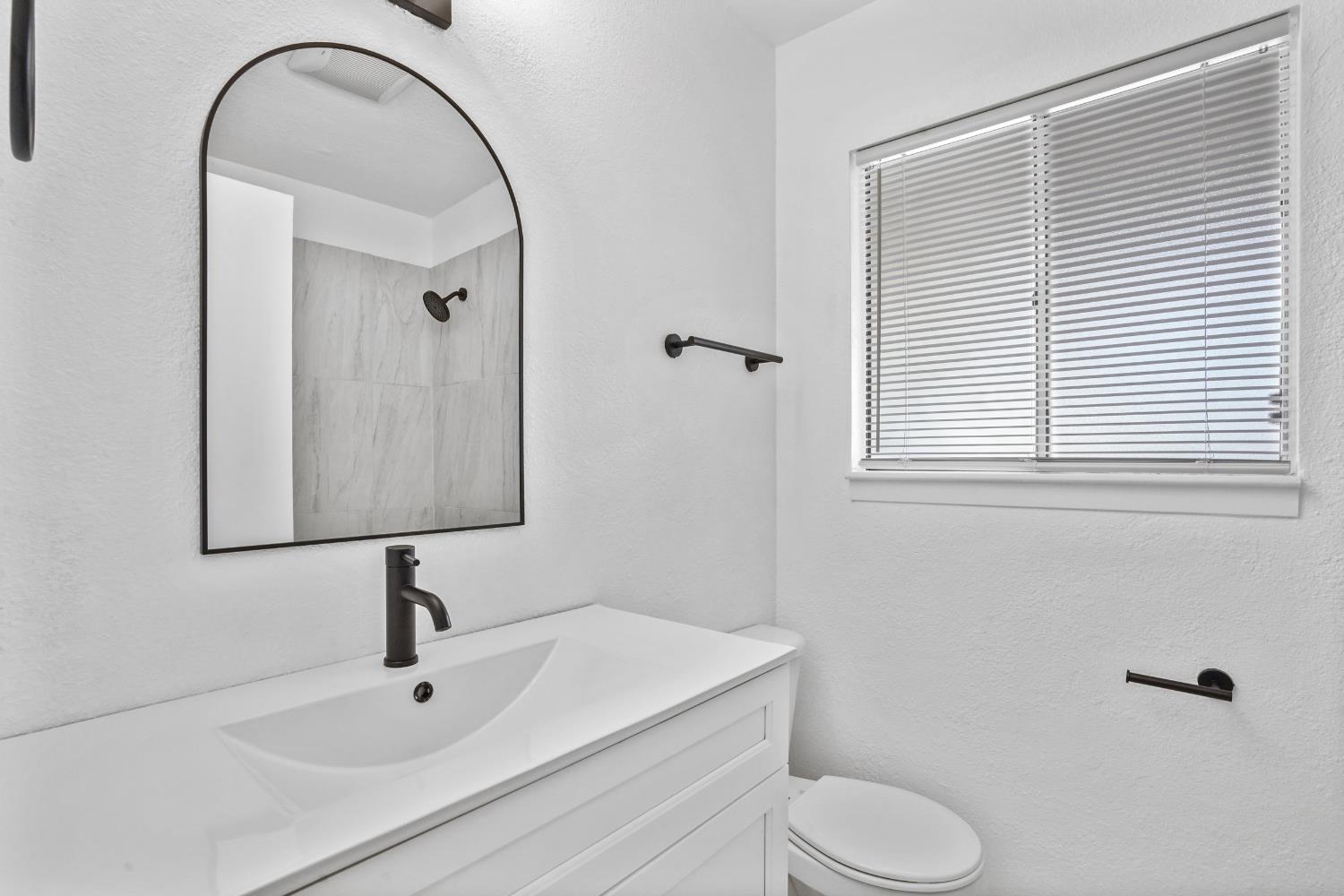 1025 Linda Ln, Lemoore, CA 93245