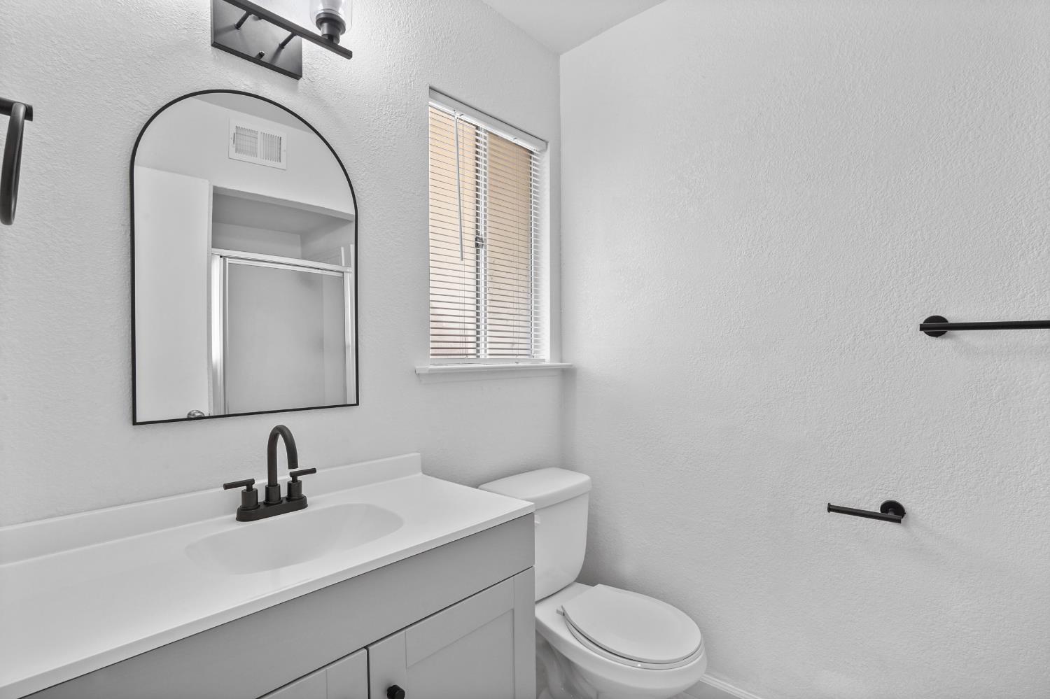 1025 Linda Ln, Lemoore, CA 93245