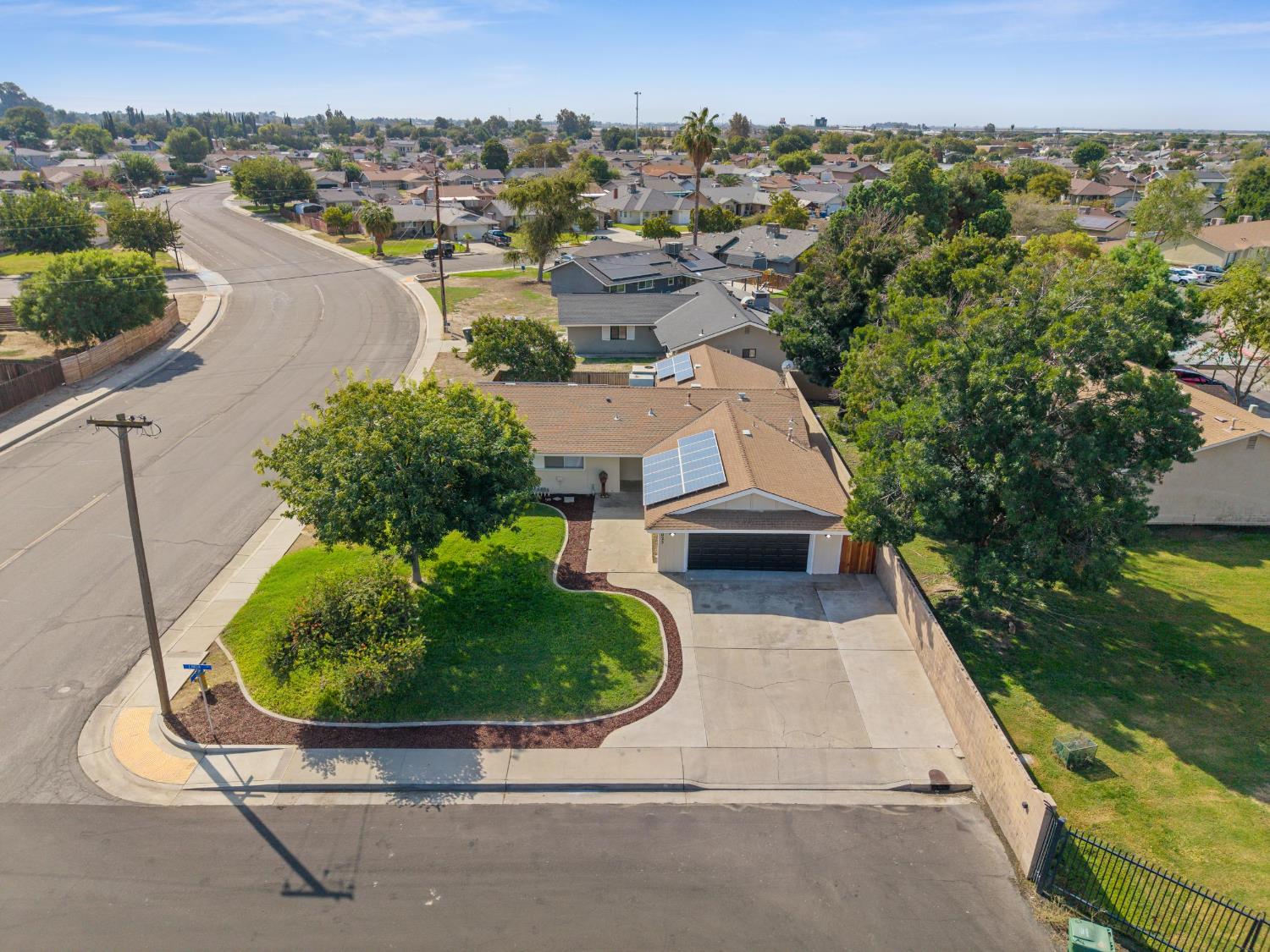 1025 Linda Ln, Lemoore, CA 93245