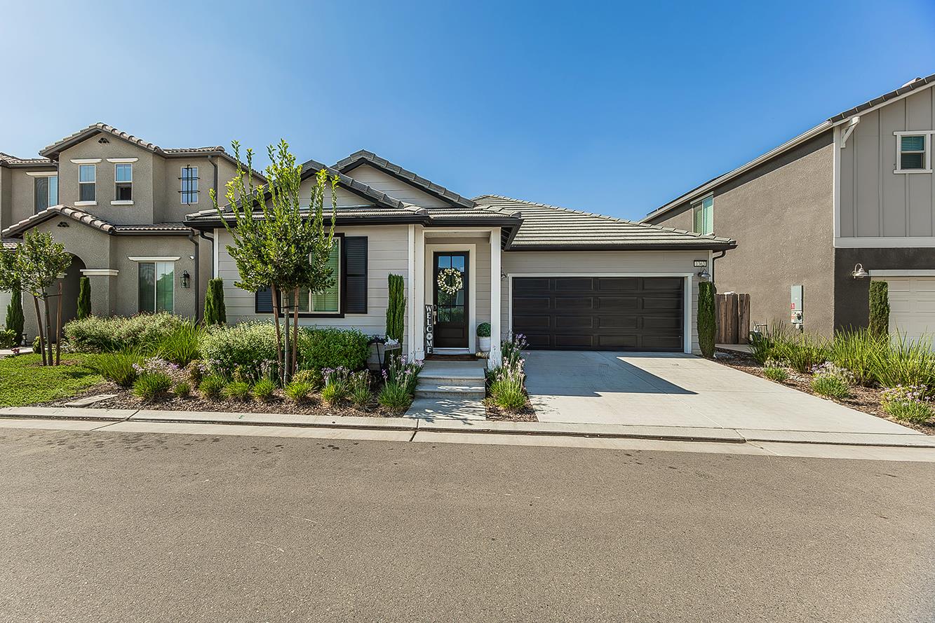 1363 E Via Prato Dr, Fresno, CA 93730
