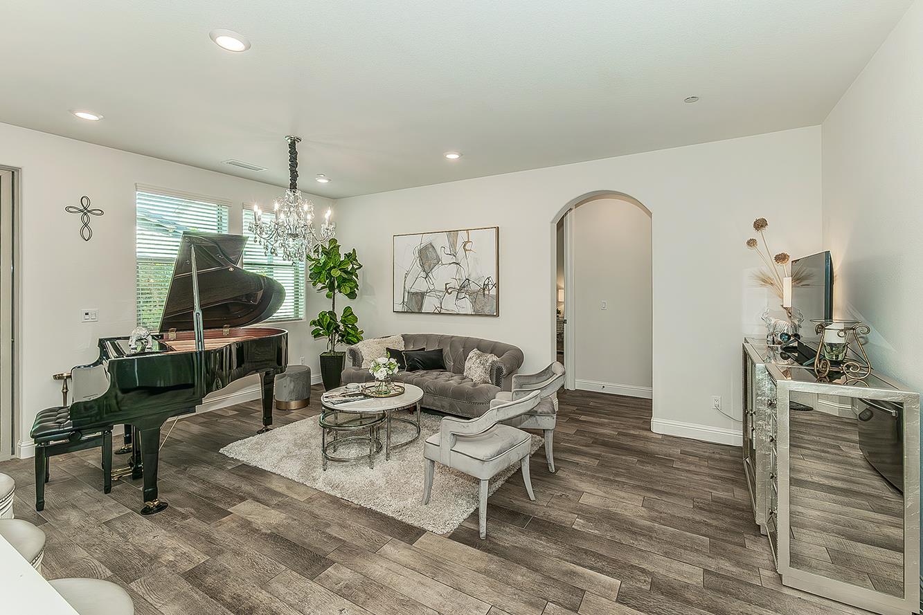 1363 E Via Prato Dr, Fresno, CA 93730