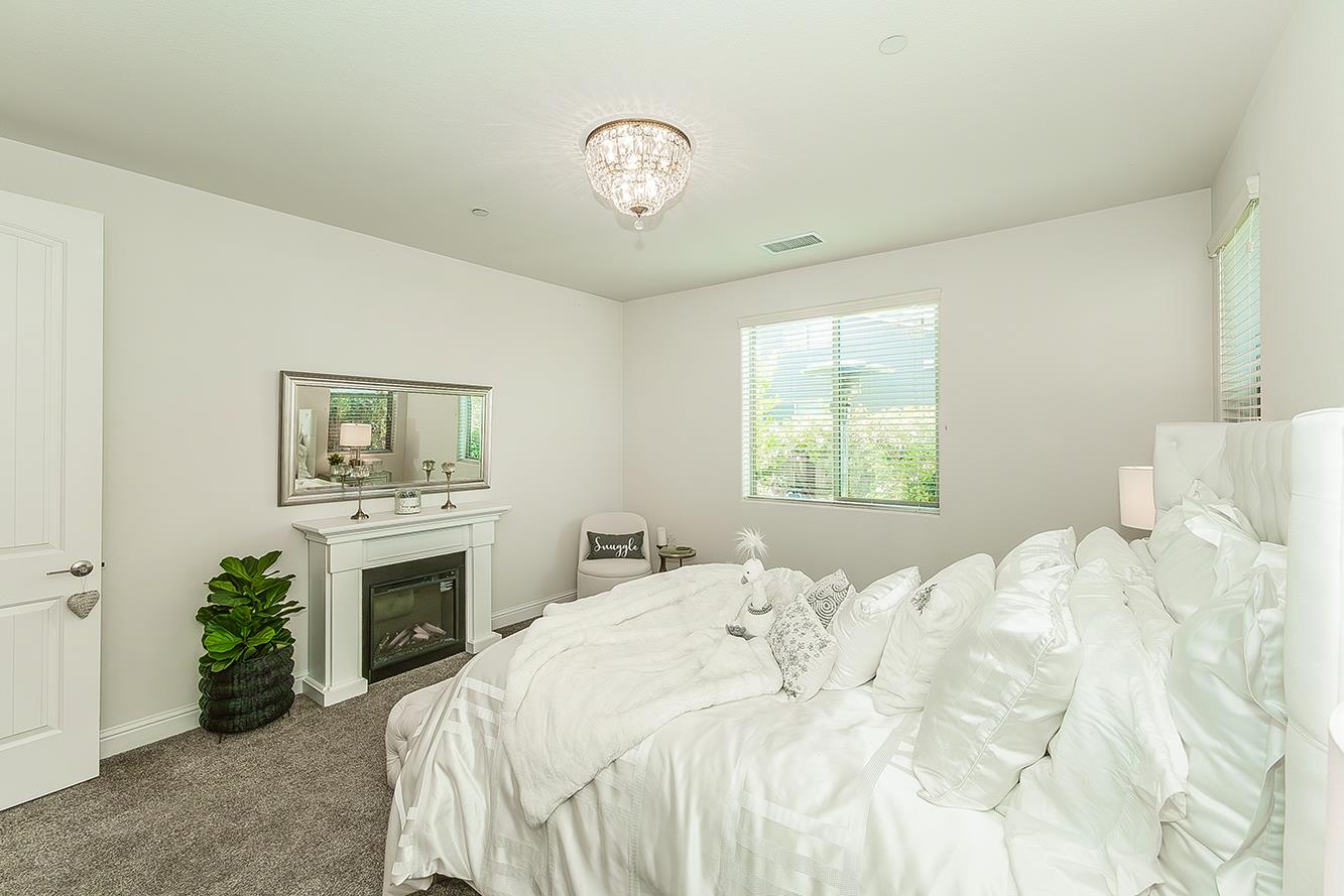 1363 E Via Prato Dr, Fresno, CA 93730