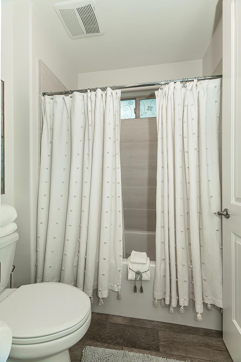 1363 E Via Prato Dr, Fresno, CA 93730