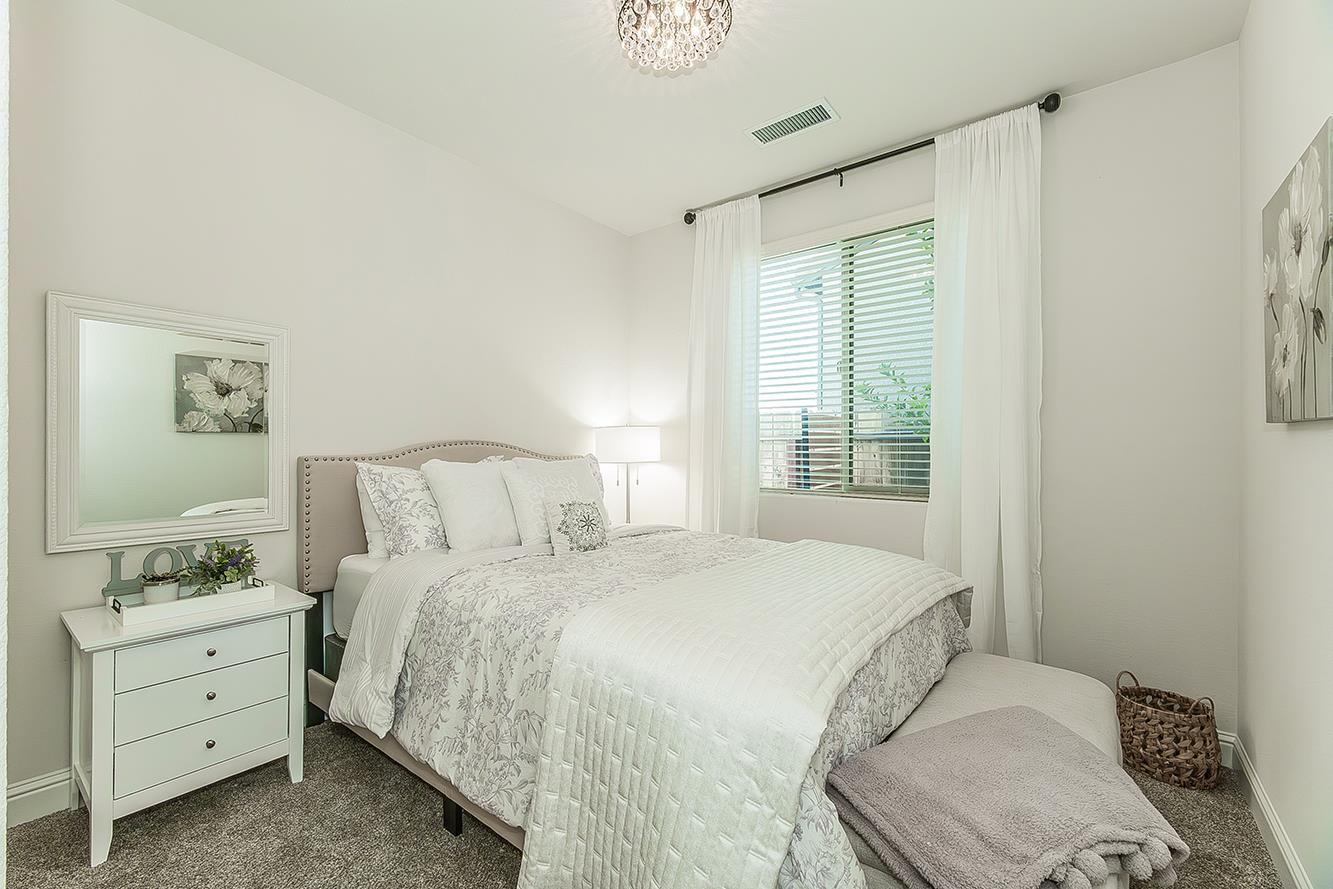 1363 E Via Prato Dr, Fresno, CA 93730