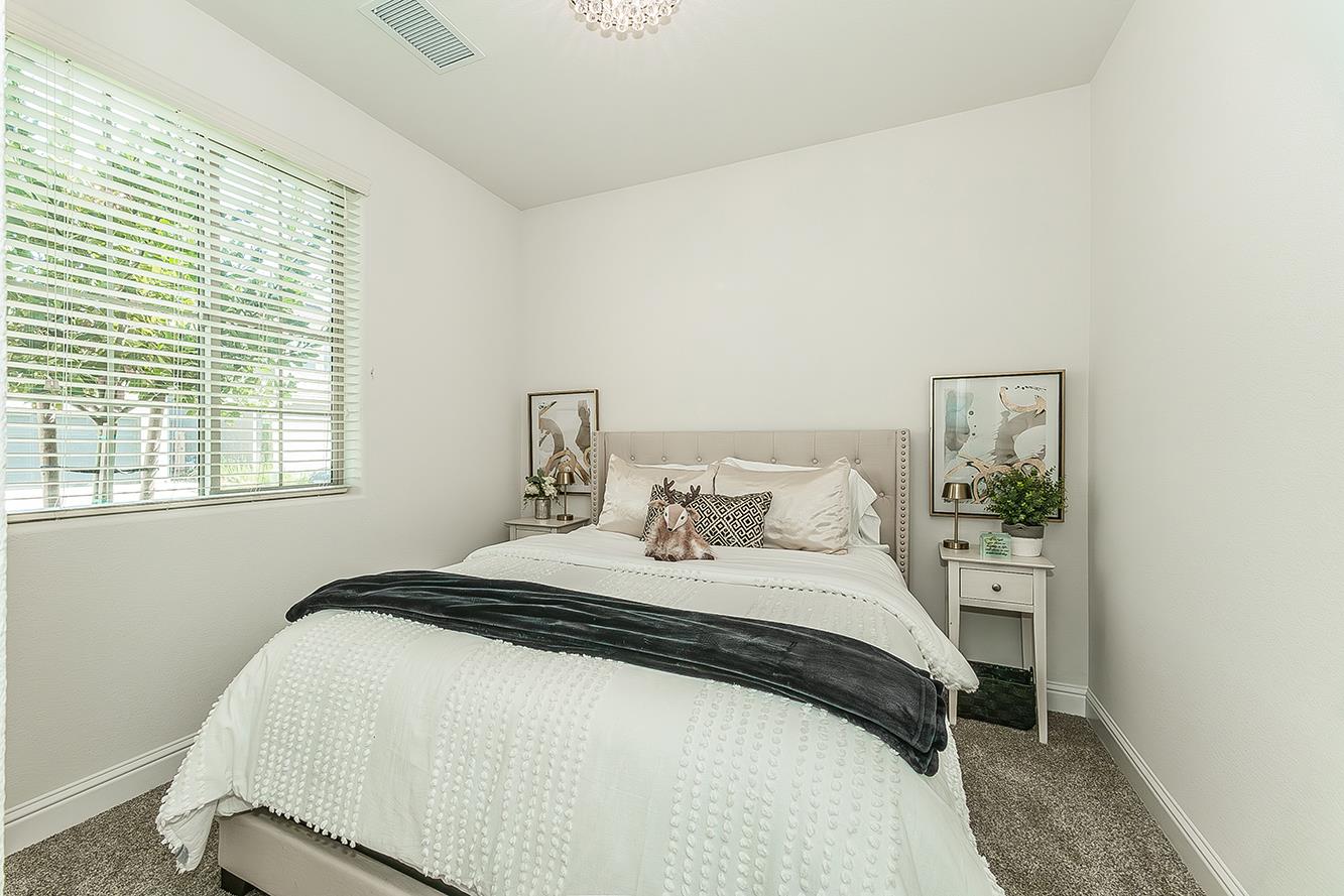 1363 E Via Prato Dr, Fresno, CA 93730