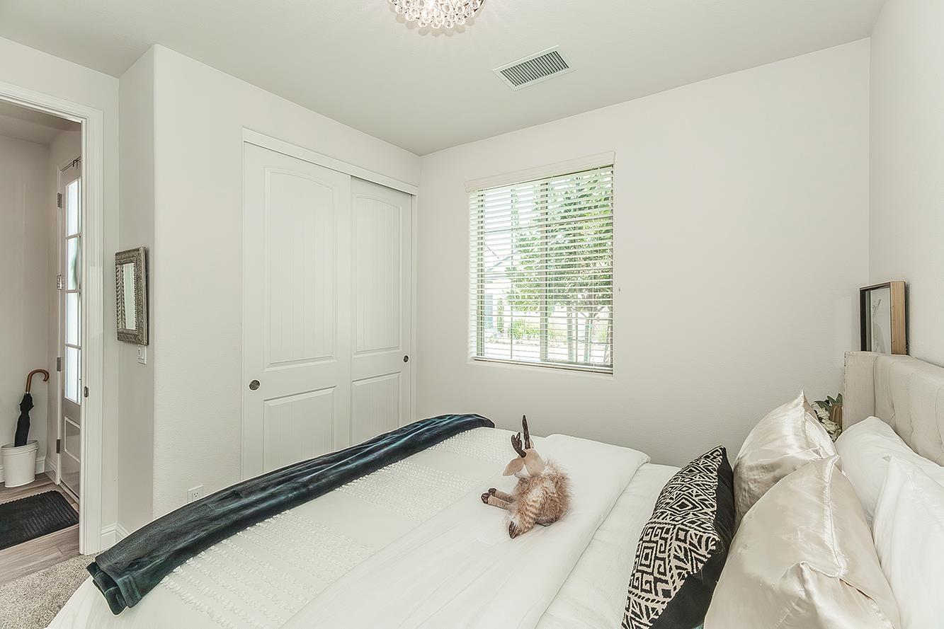 1363 E Via Prato Dr, Fresno, CA 93730