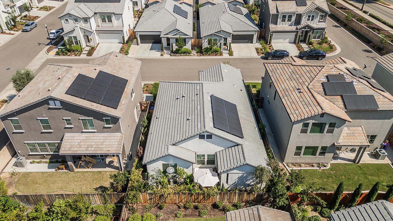 1363 E Via Prato Dr, Fresno, CA 93730