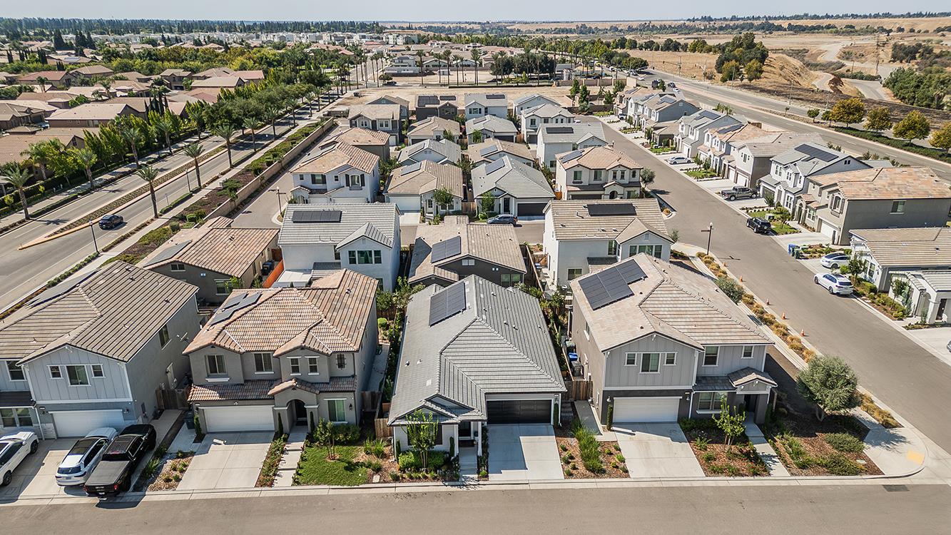 1363 E Via Prato Dr, Fresno, CA 93730