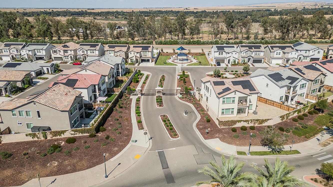 1363 E Via Prato Dr, Fresno, CA 93730