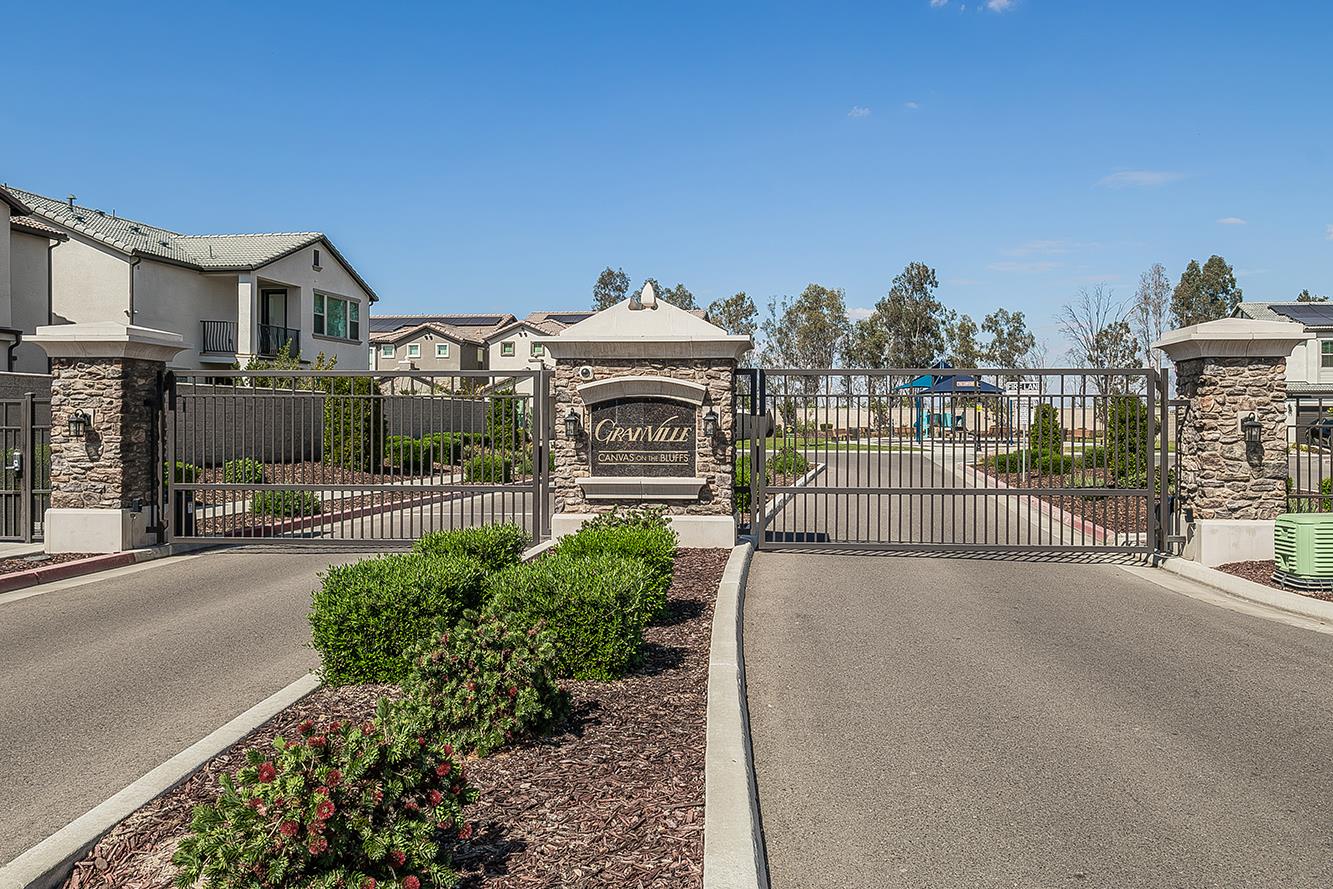 1363 E Via Prato Dr, Fresno, CA 93730