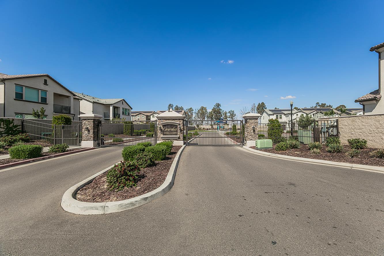 1363 E Via Prato Dr, Fresno, CA 93730