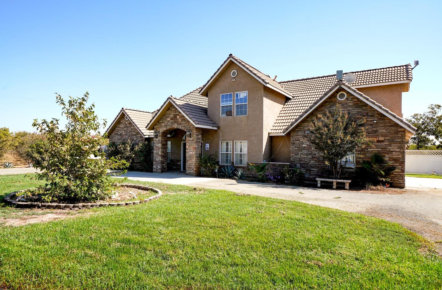 19360 Maple Ave, Laton, CA 93242