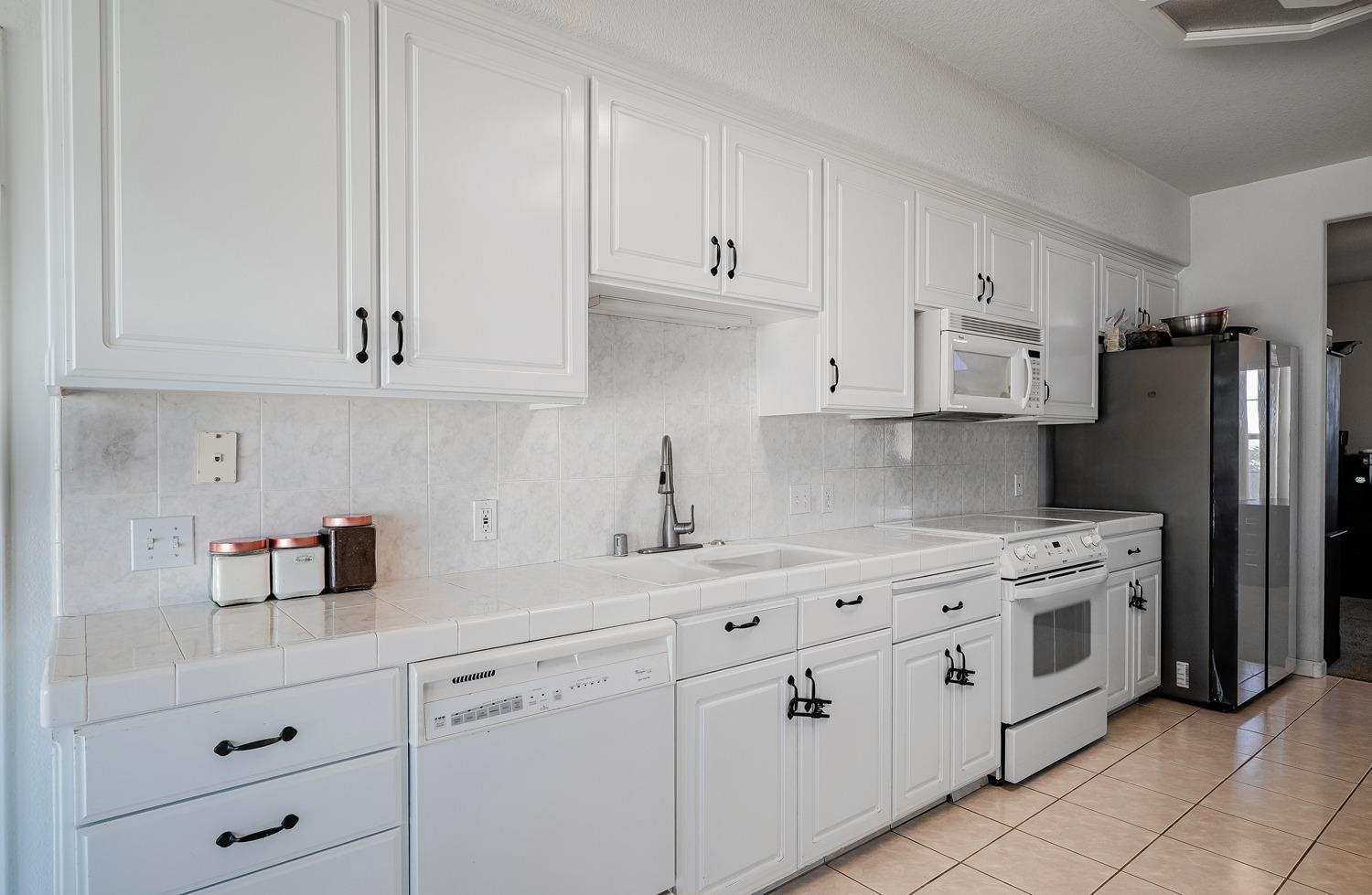 19360 Maple Ave, Laton, CA 93242