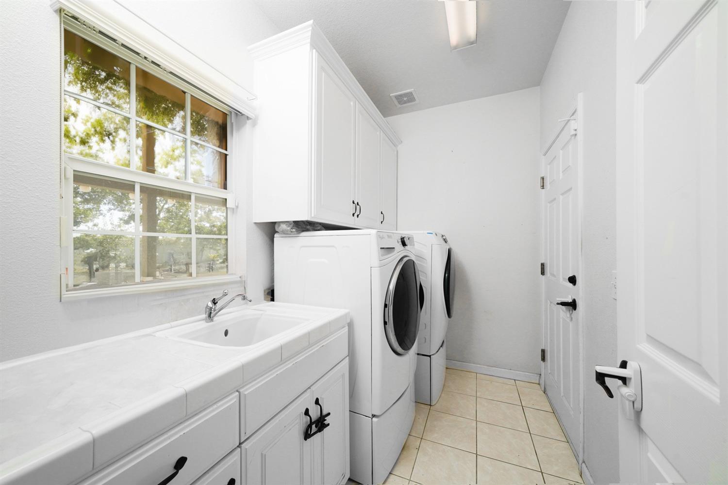 19360 Maple Ave, Laton, CA 93242