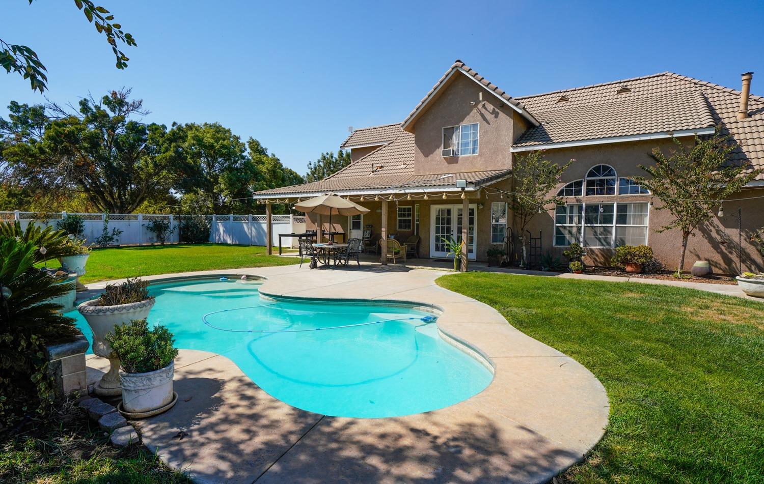 19360 Maple Ave, Laton, CA 93242