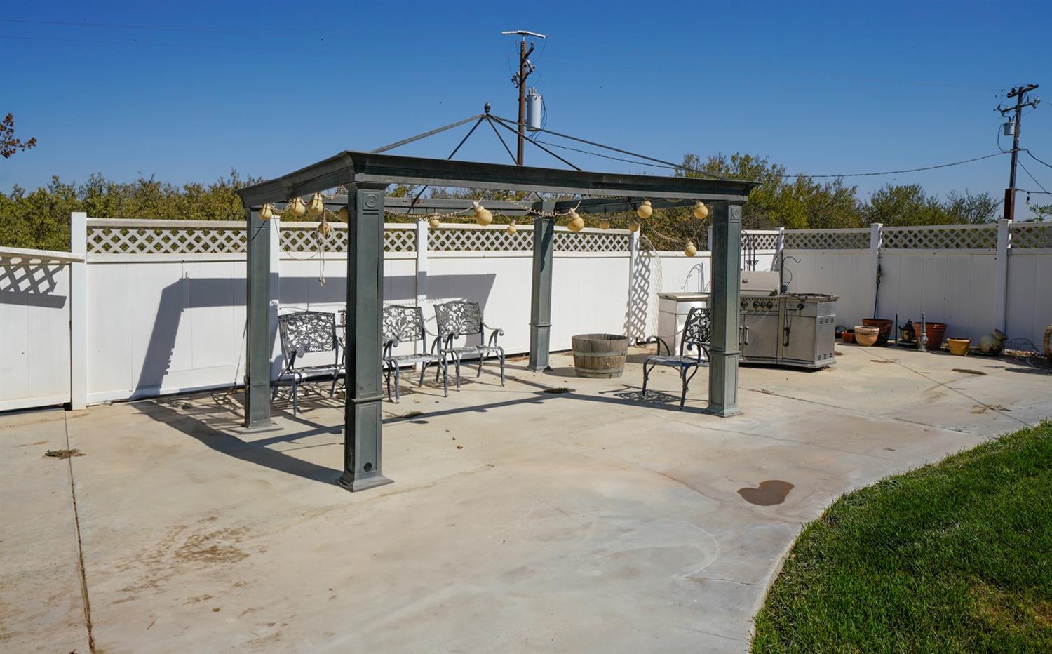 19360 Maple Ave, Laton, CA 93242