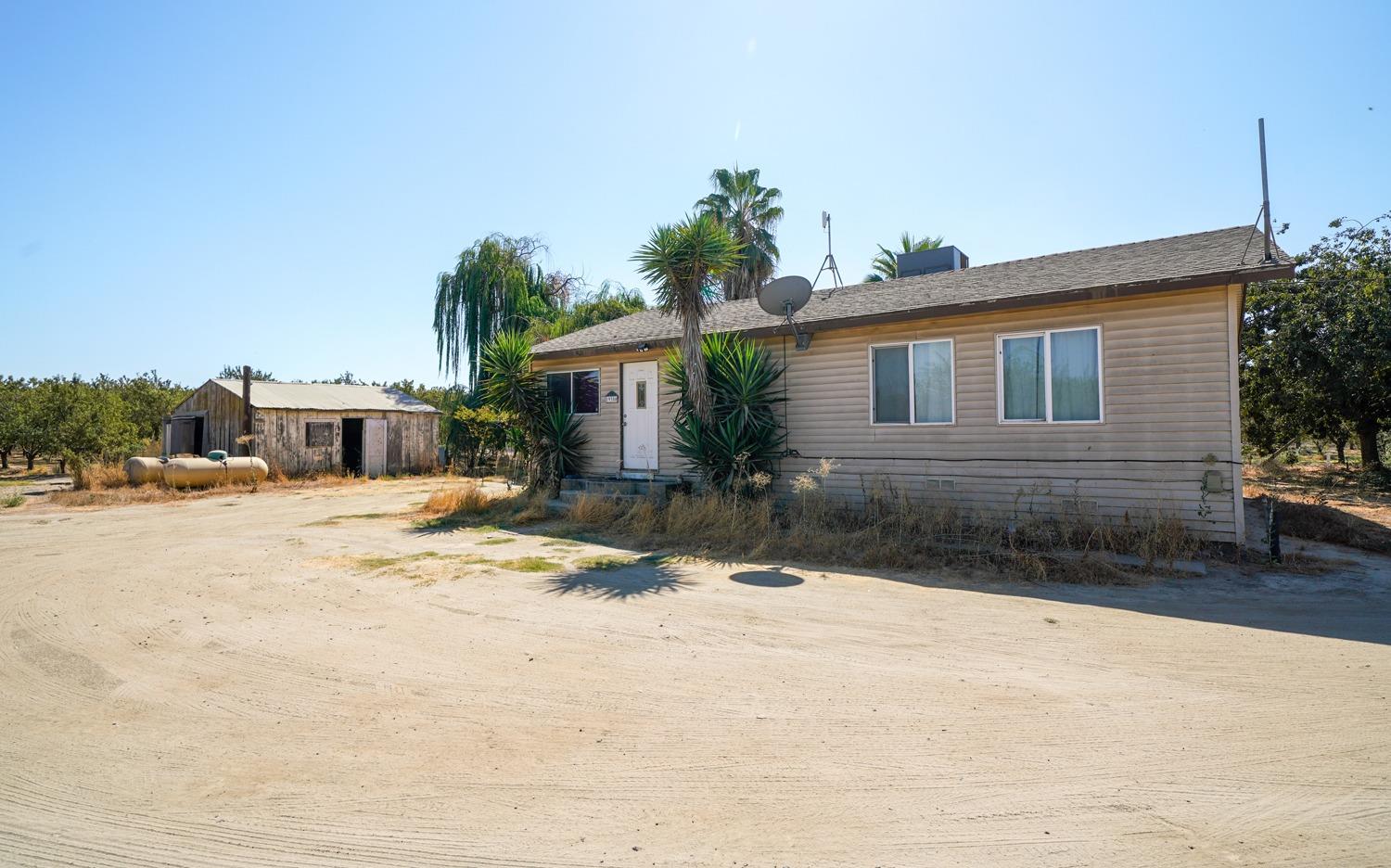 19360 Maple Ave, Laton, CA 93242