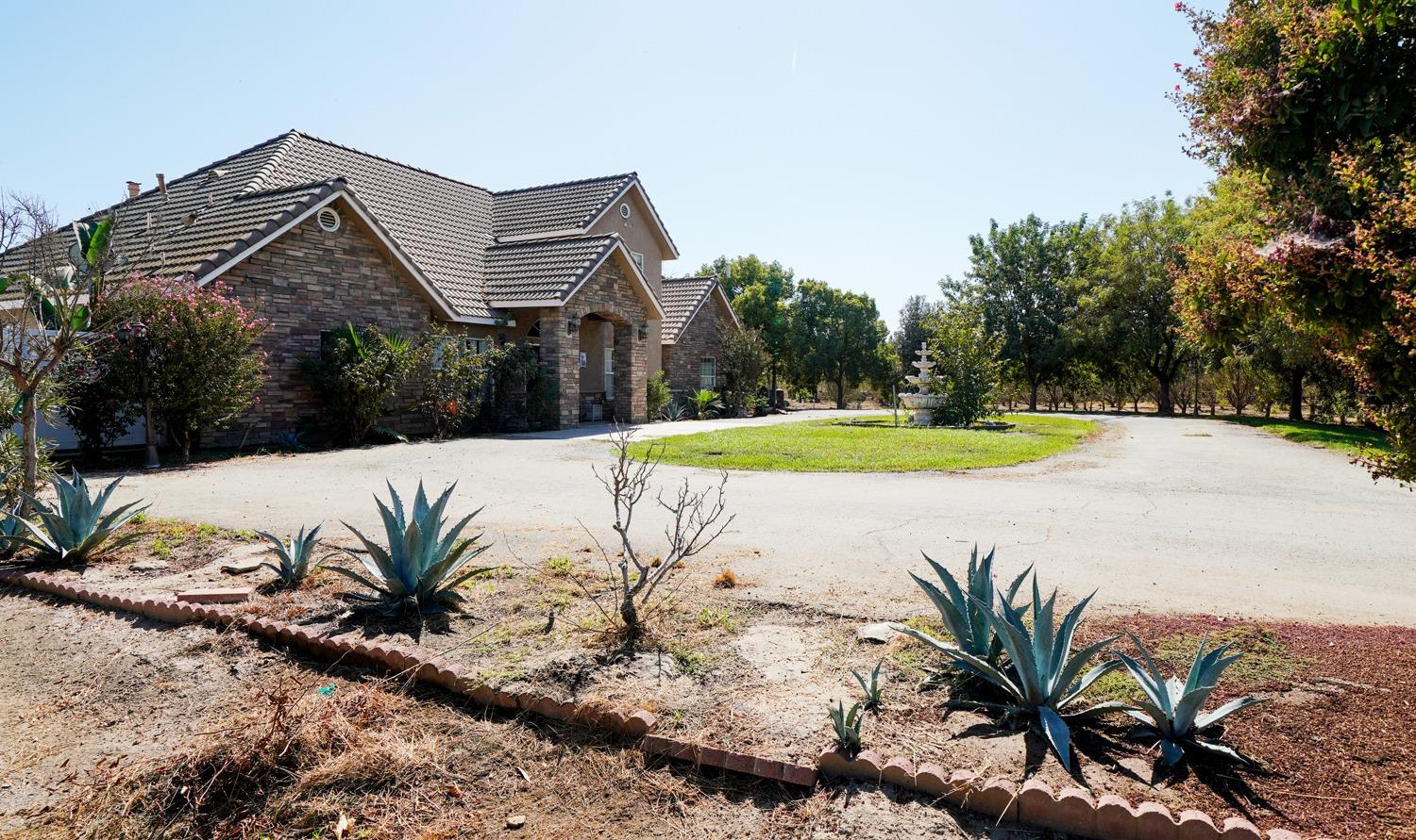 19360 Maple Ave, Laton, CA 93242