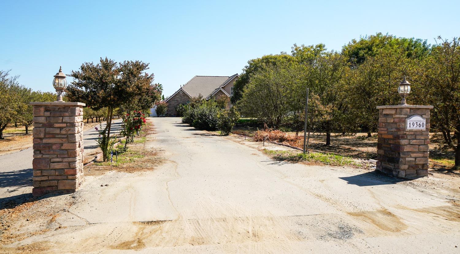 19360 Maple Ave, Laton, CA 93242