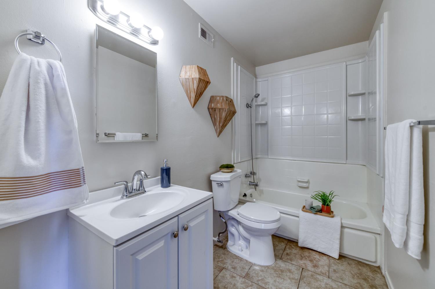 11311 Dan Dr, Armona, CA 93202