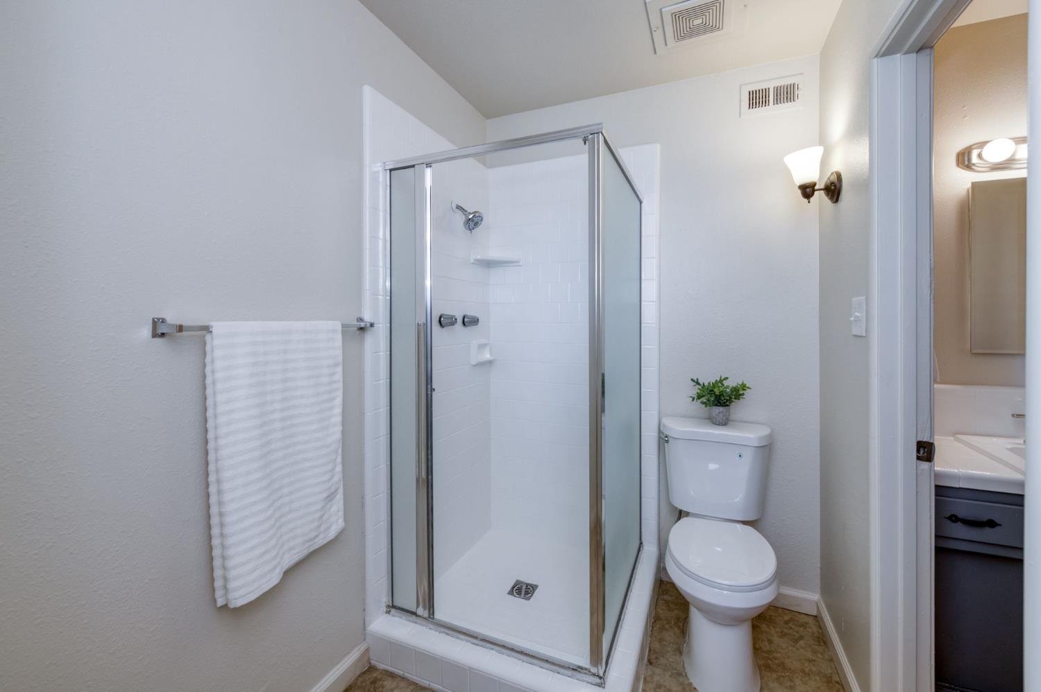 11311 Dan Dr, Armona, CA 93202