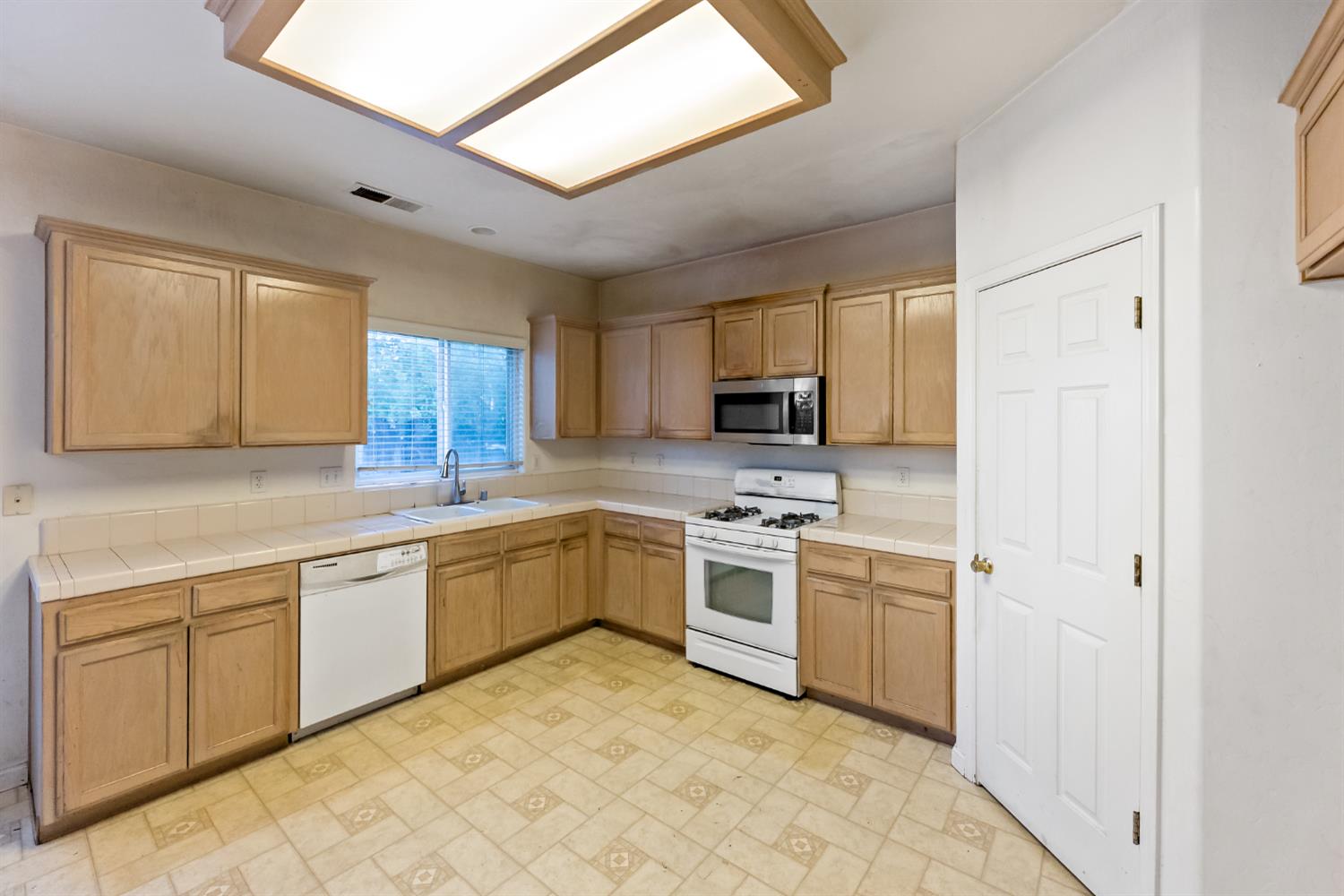 6083 E Andrews Ave, Fresno, CA 93727