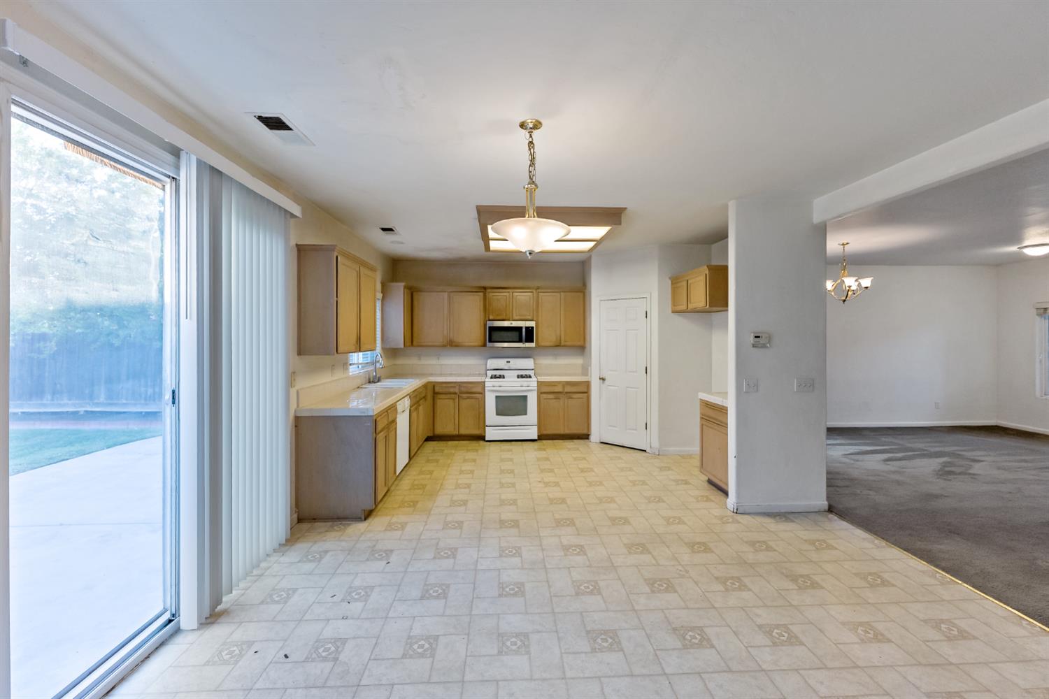 6083 E Andrews Ave, Fresno, CA 93727