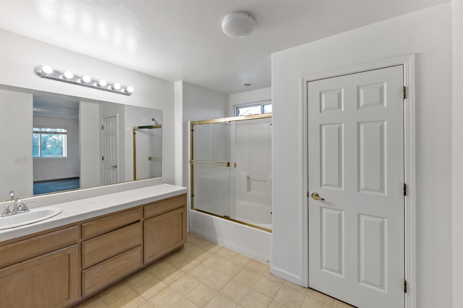 6083 E Andrews Ave, Fresno, CA 93727