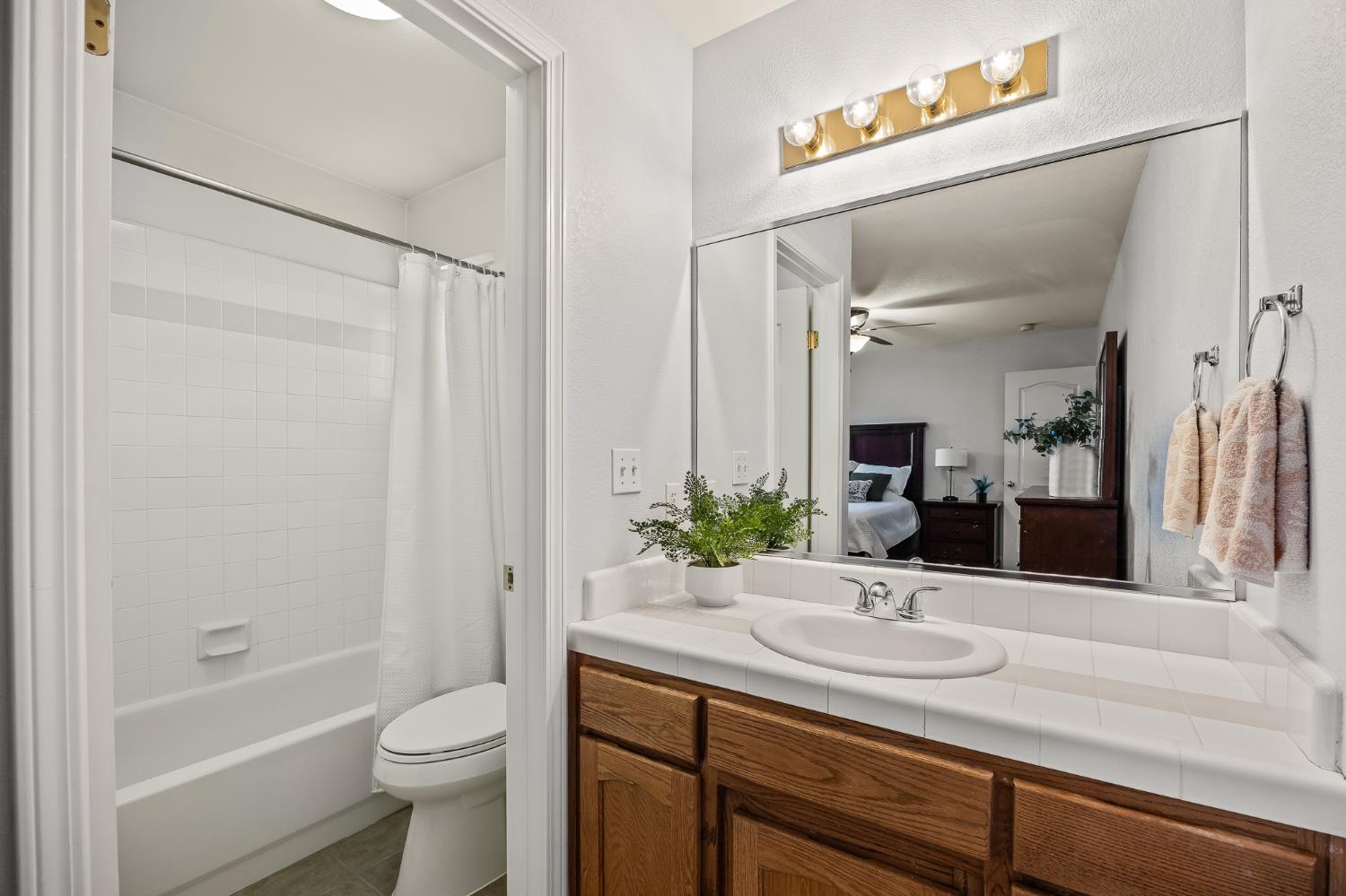 2586 Roberts Ave, Clovis, CA 93611