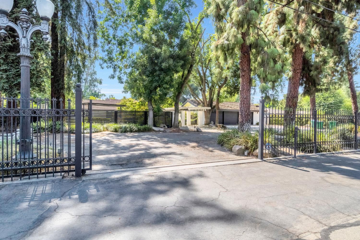 5976 E Butler Ave, Fresno, CA 93727