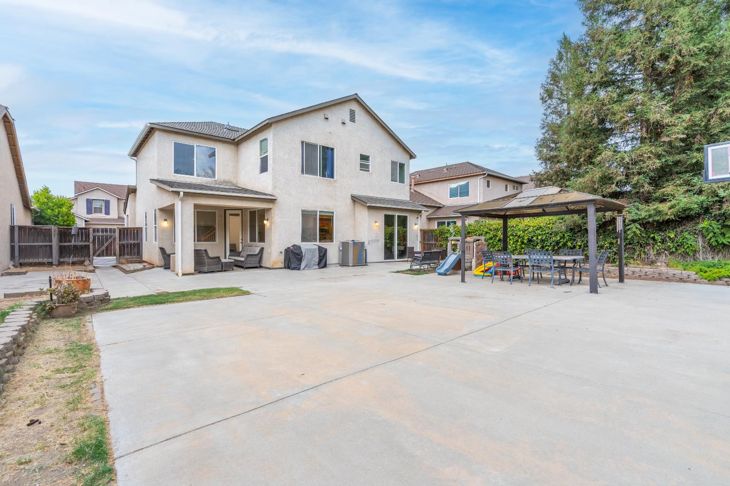 4056 W Pear Tree Ln, Fresno, CA 93722