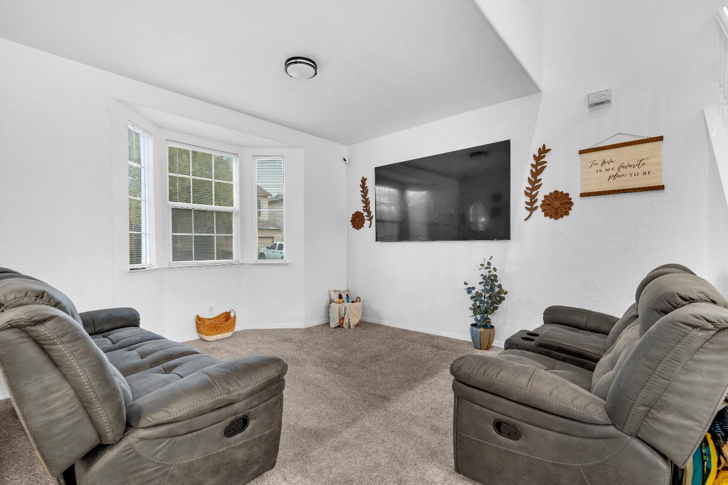 4056 W Pear Tree Ln, Fresno, CA 93722