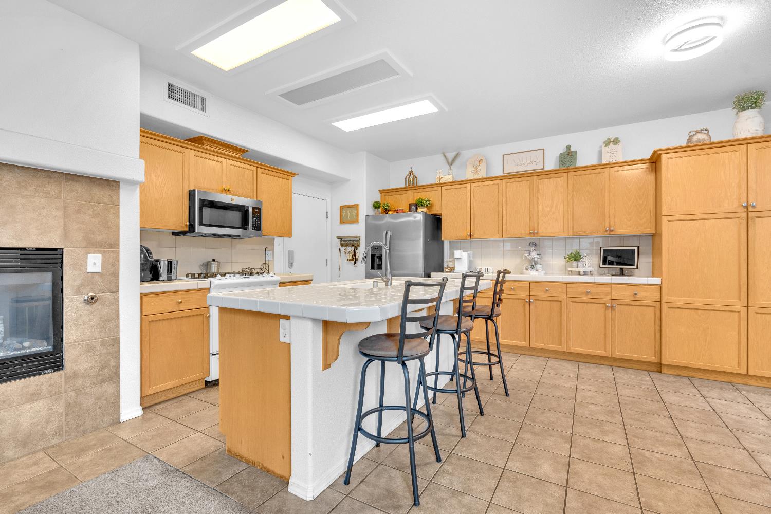 4056 W Pear Tree Ln, Fresno, CA 93722