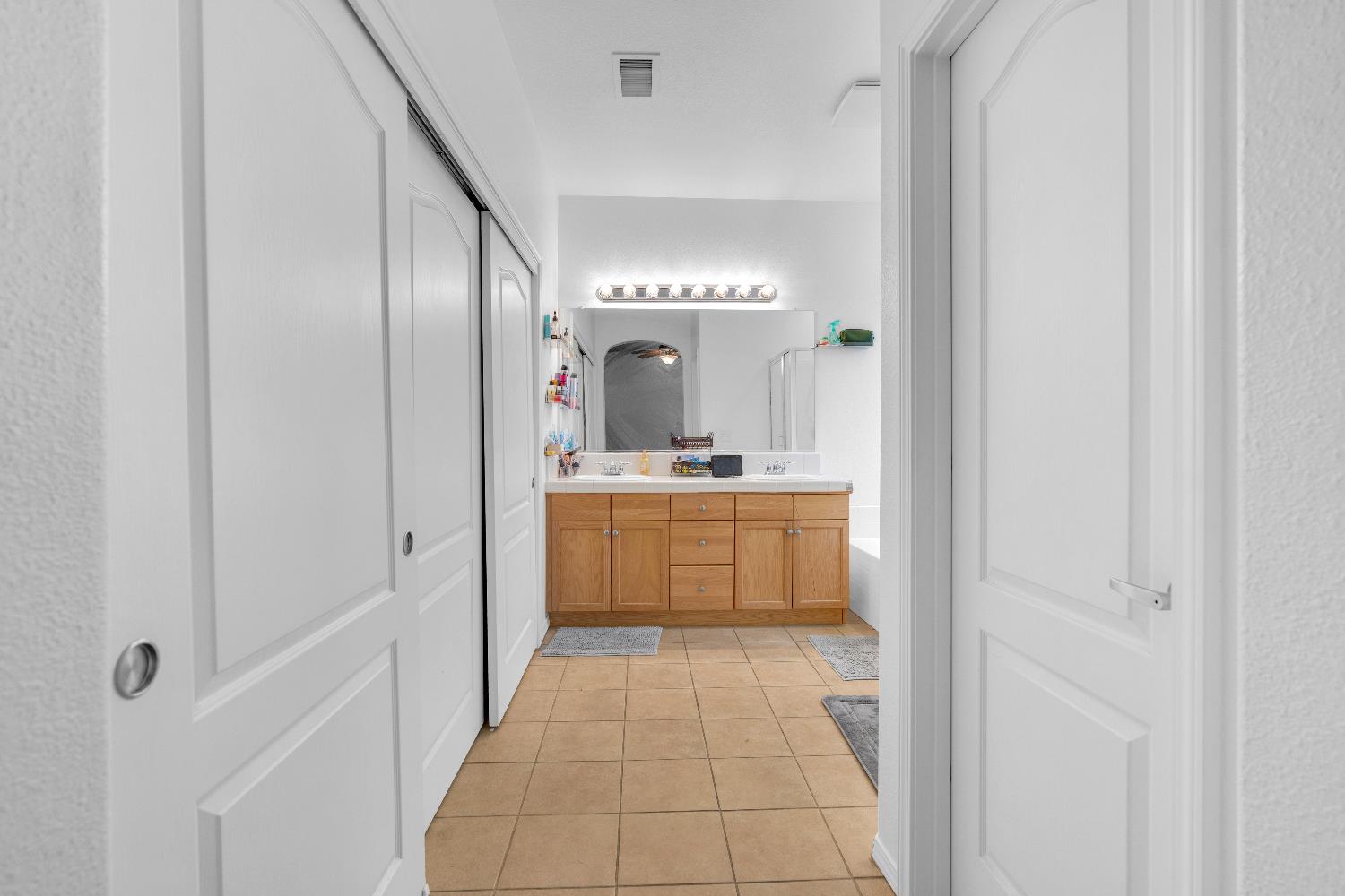 4056 W Pear Tree Ln, Fresno, CA 93722