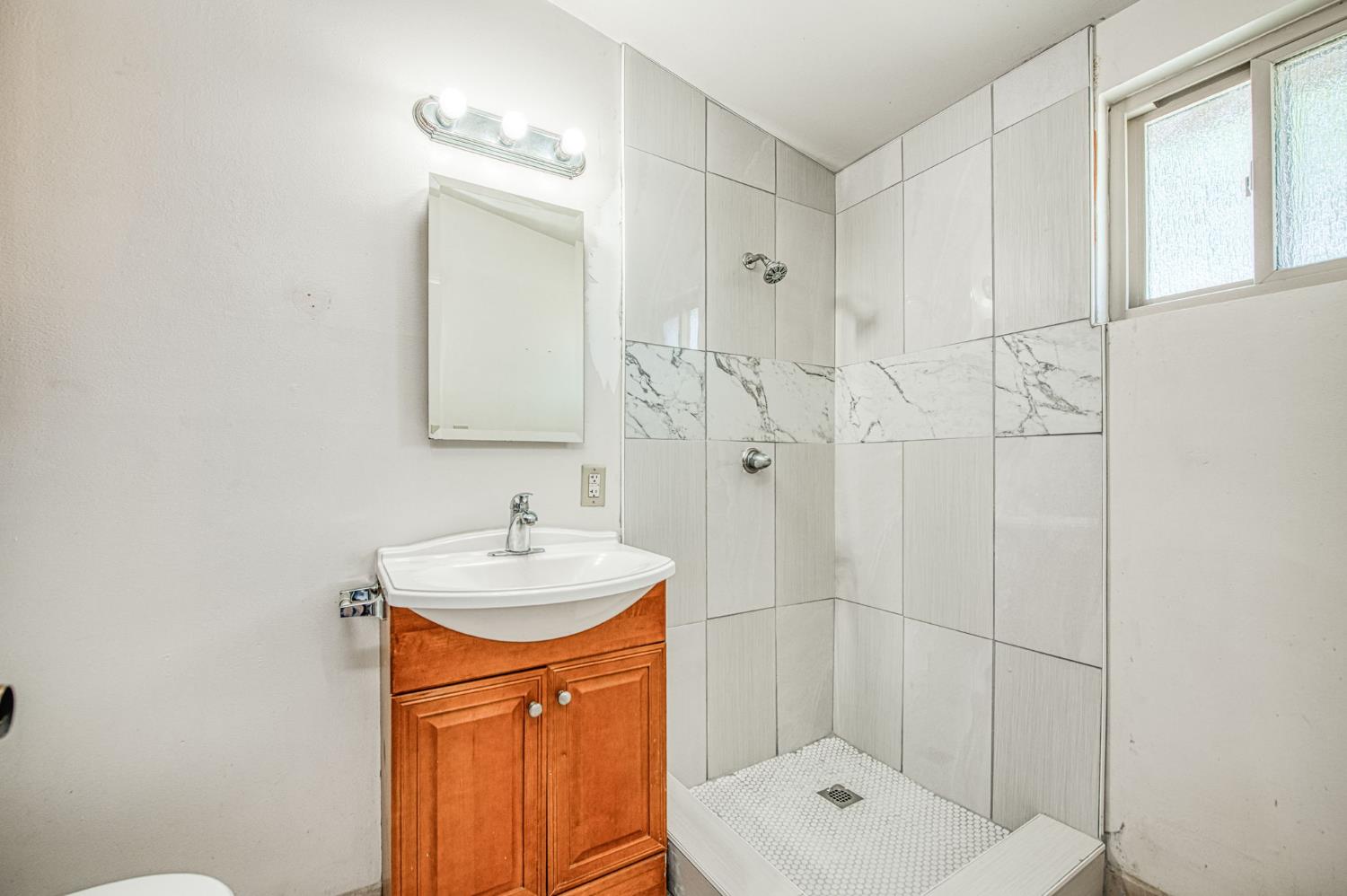 145 Rall Ave, Clovis, CA 93612