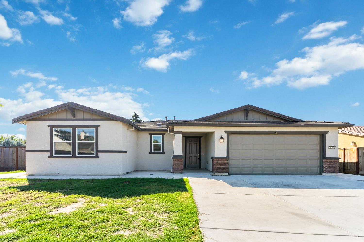 895 E Curtis Ave, Fowler, CA 93625