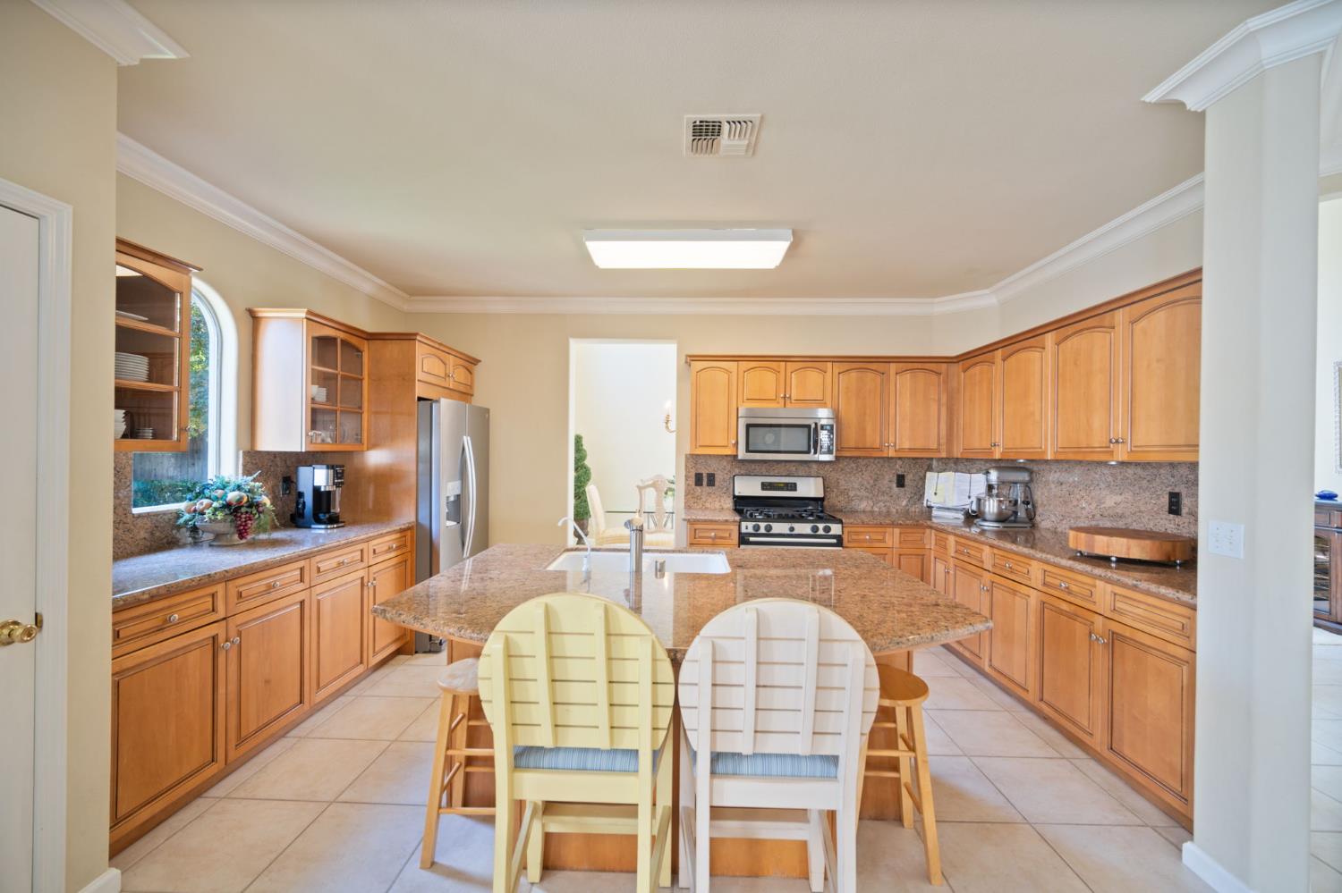 3033 Hanson Ave, Clovis, CA 93611