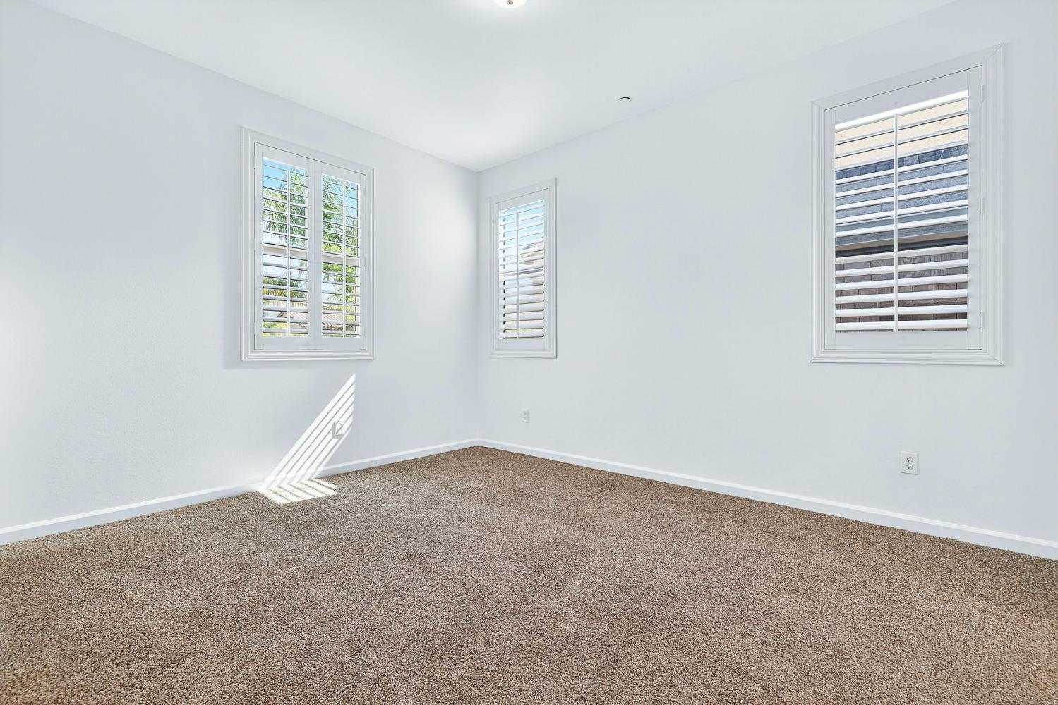 7075 N Shiraz Ave, Fresno, CA 93722