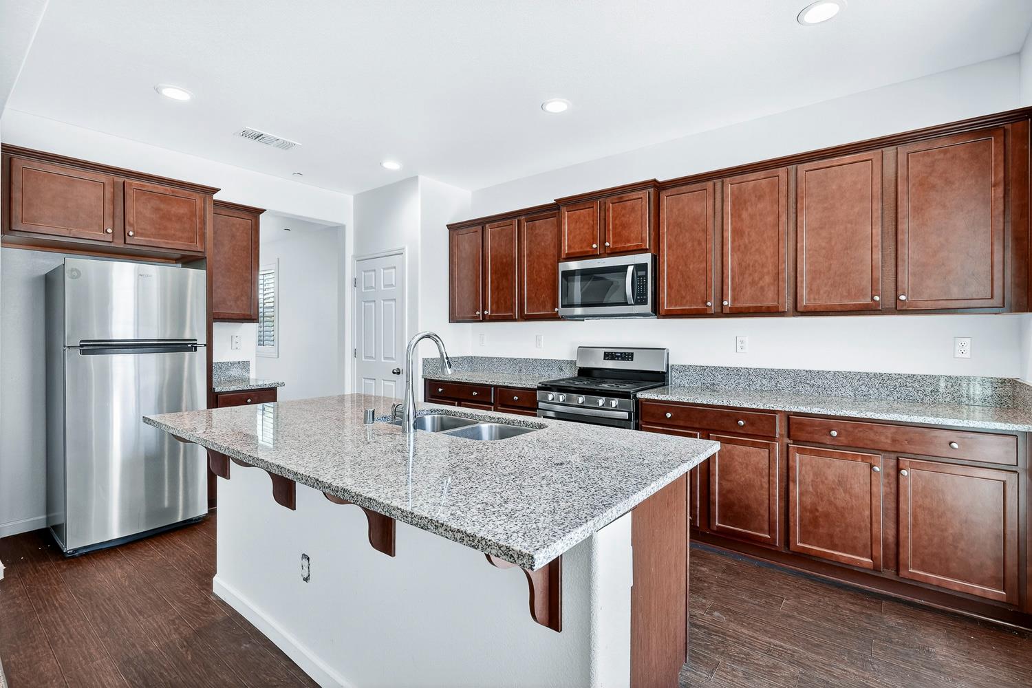 7075 N Shiraz Ave, Fresno, CA 93722