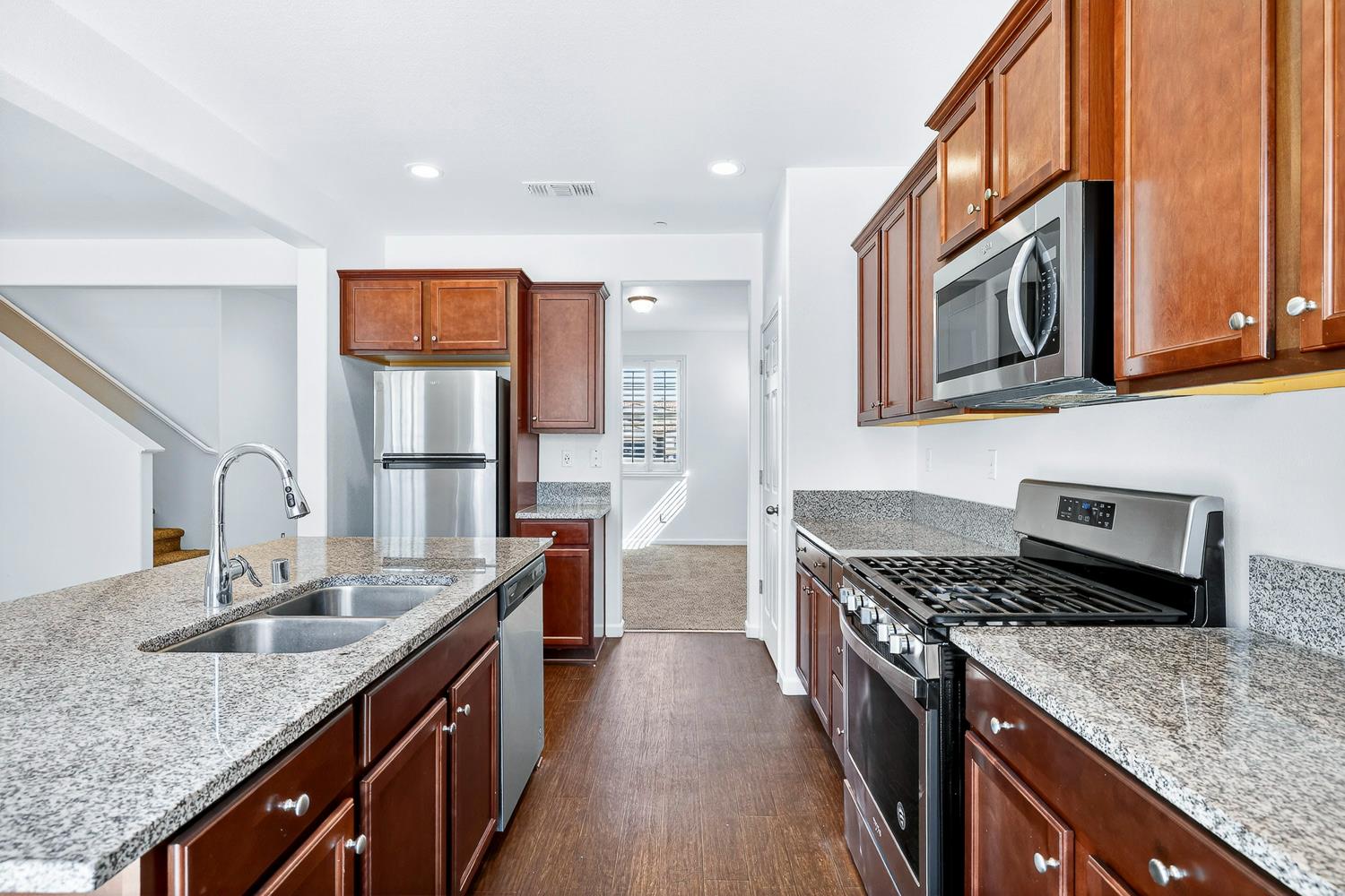 7075 N Shiraz Ave, Fresno, CA 93722