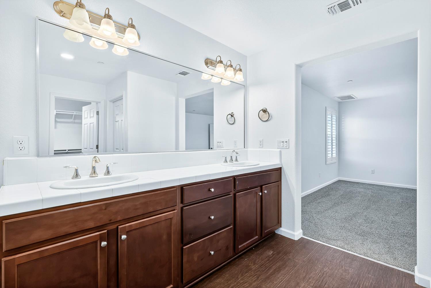 7075 N Shiraz Ave, Fresno, CA 93722