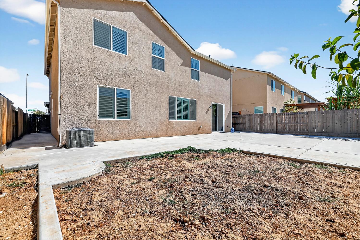 7075 N Shiraz Ave, Fresno, CA 93722