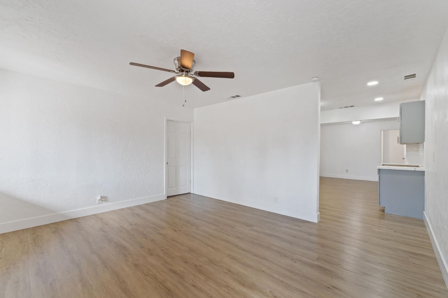 3075 E Floradora Ave, Fresno, CA 93703