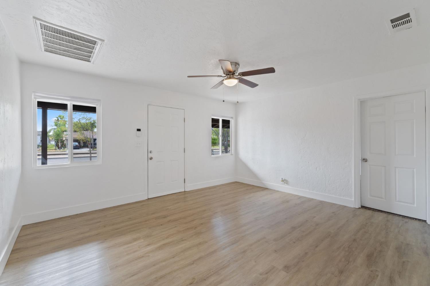 3075 E Floradora Ave, Fresno, CA 93703