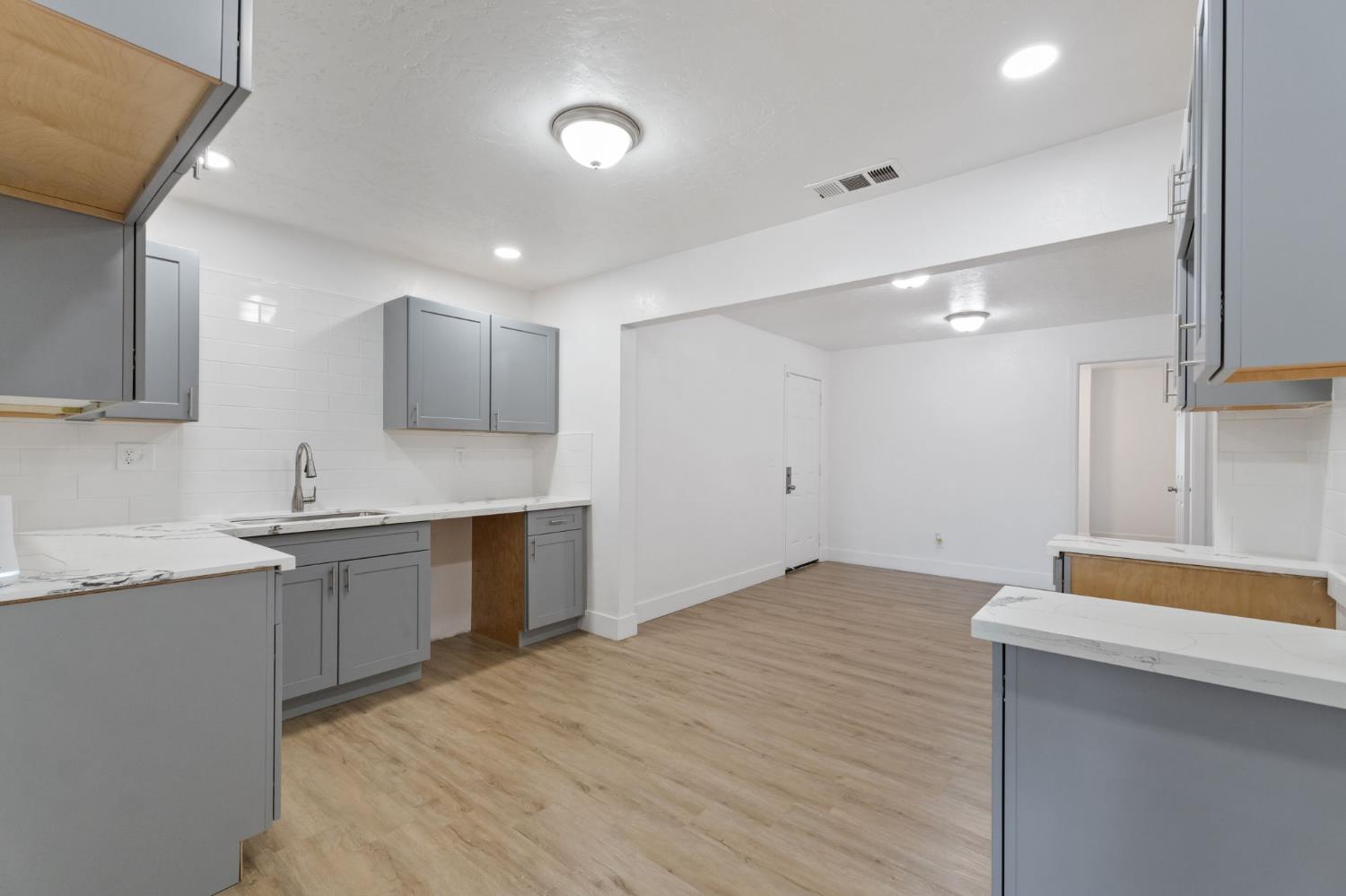 3075 E Floradora Ave, Fresno, CA 93703