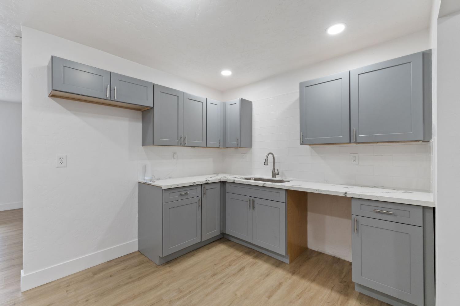 3075 E Floradora Ave, Fresno, CA 93703